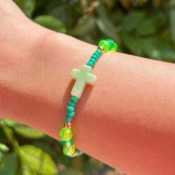 Gruener-Glaubensfunke-religioeses-Perlenarmband-mit-Kreuzperle-handgemacht-Liebeslicht-Perlenzauber-Armband