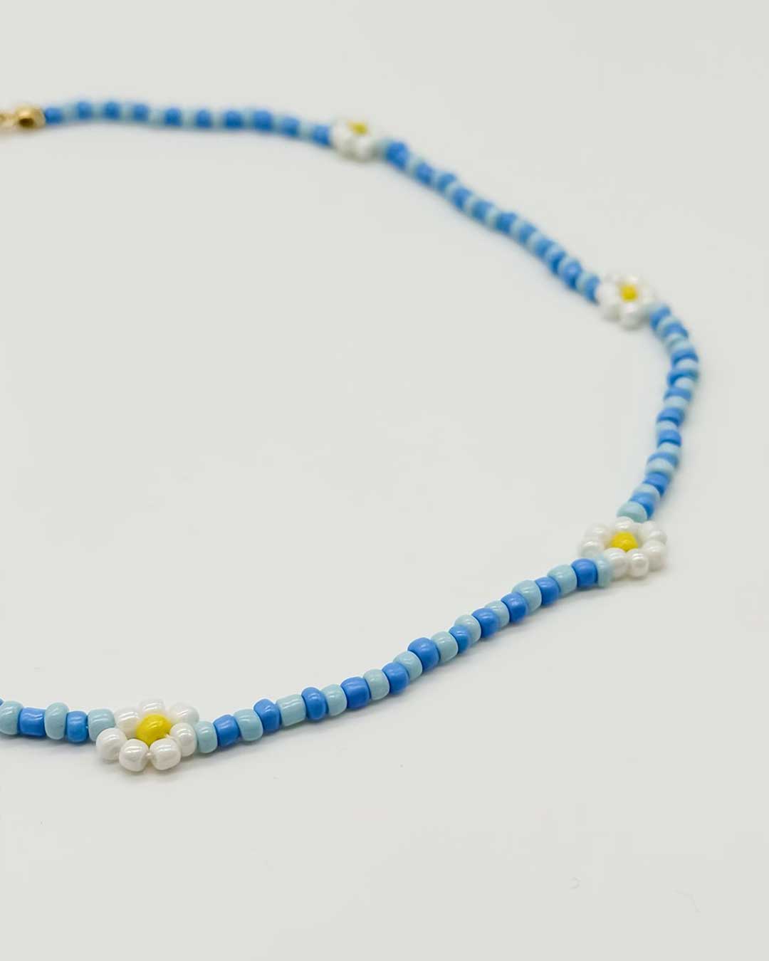 Liebeslicht-Perlenzauber-Halskette-Perlen-Glasperlen-Blumen-weiss-blau-2