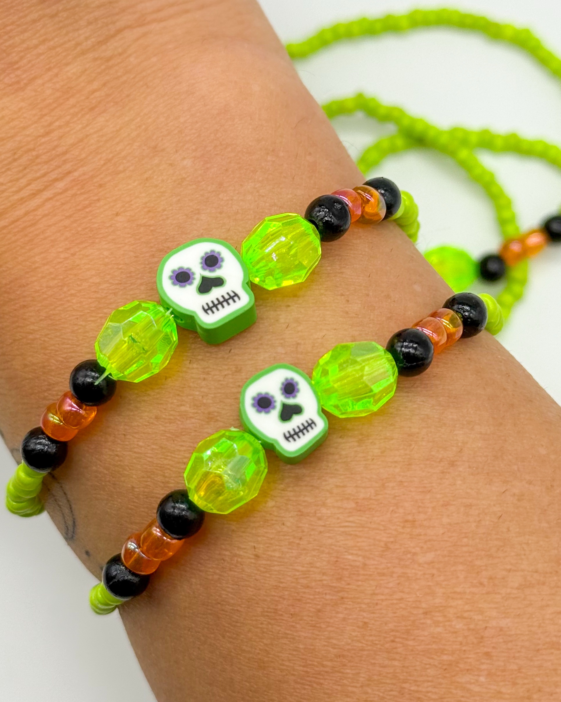 Green Skull – Halloween-Edition – Perlenarmband – Bild 2