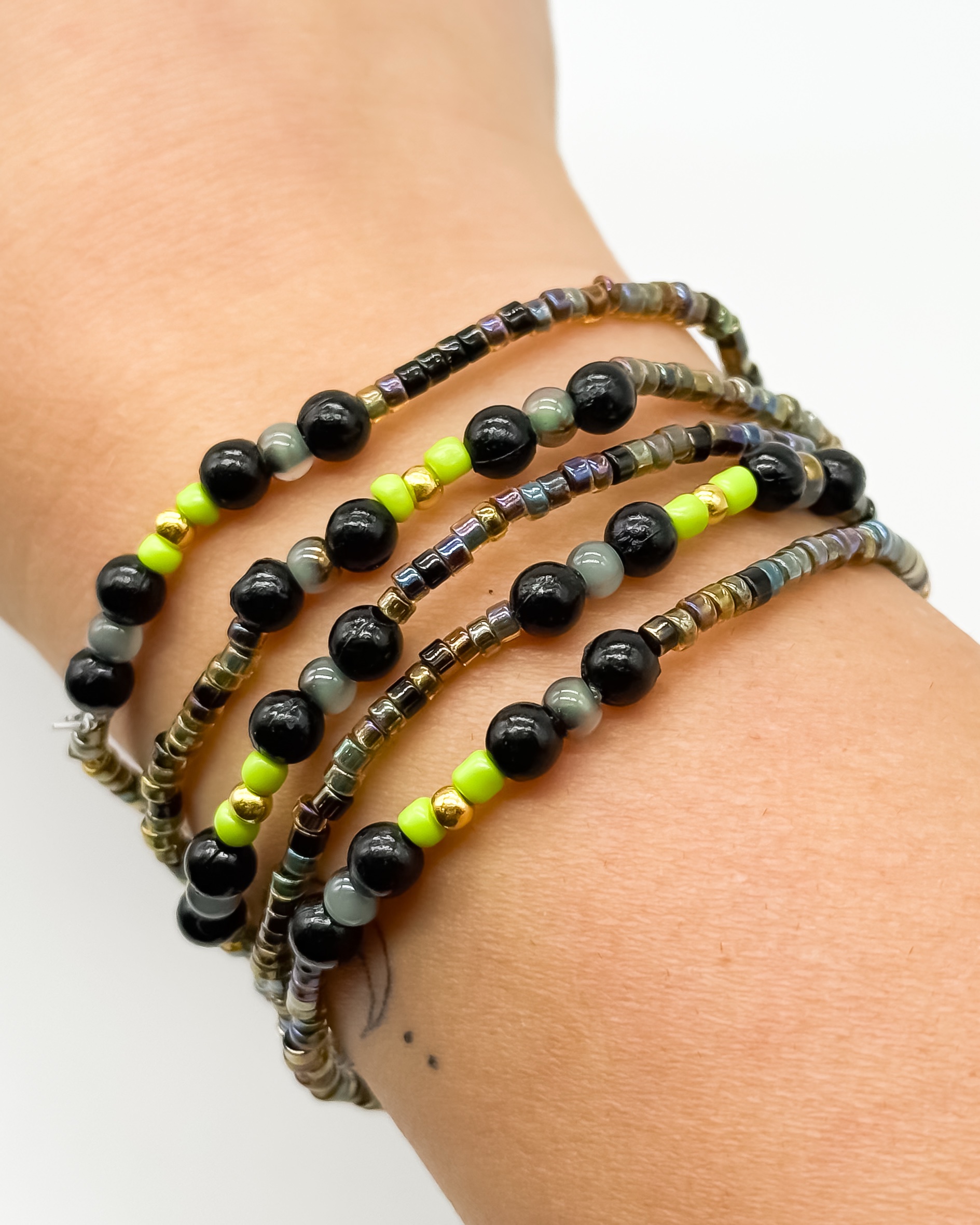 Graues Grün – Halloween-Edition – Perlenarmband – Bild 3