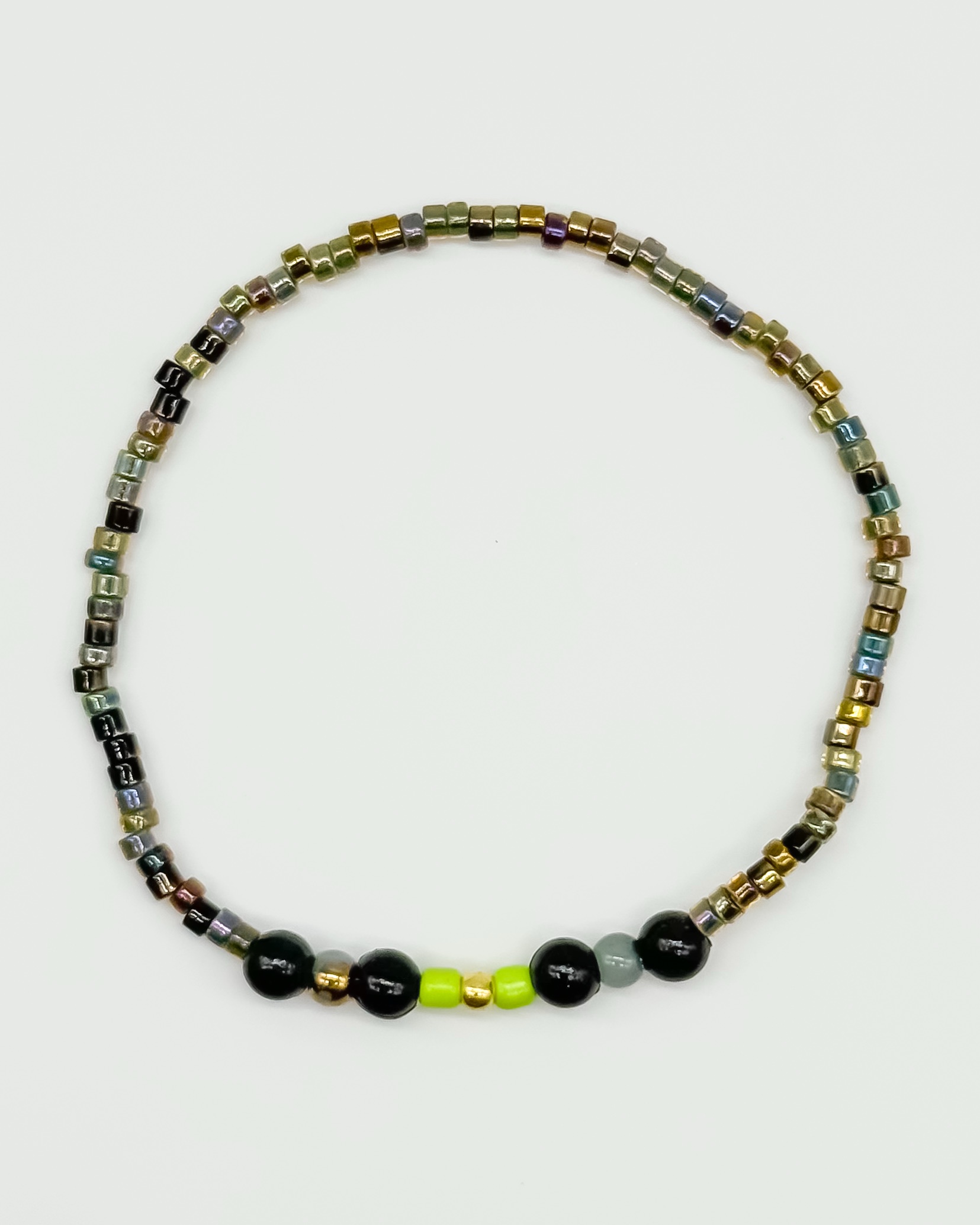 Graues Grün – Halloween-Edition – Perlenarmband – Bild 2