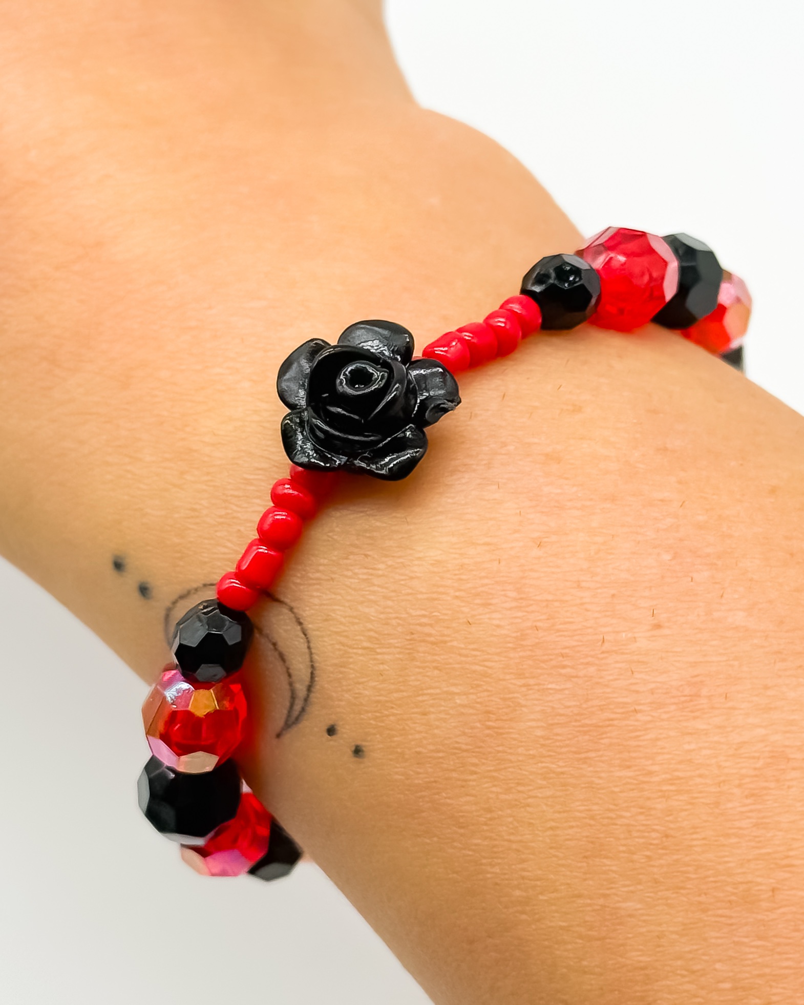 Schwarze Rose – Halloween-Edition – Perlenarmband – Bild 2