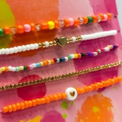 Detailansicht Herz-, Glitzer- und Perlenarmbänder – 5er Set in bunten Farben