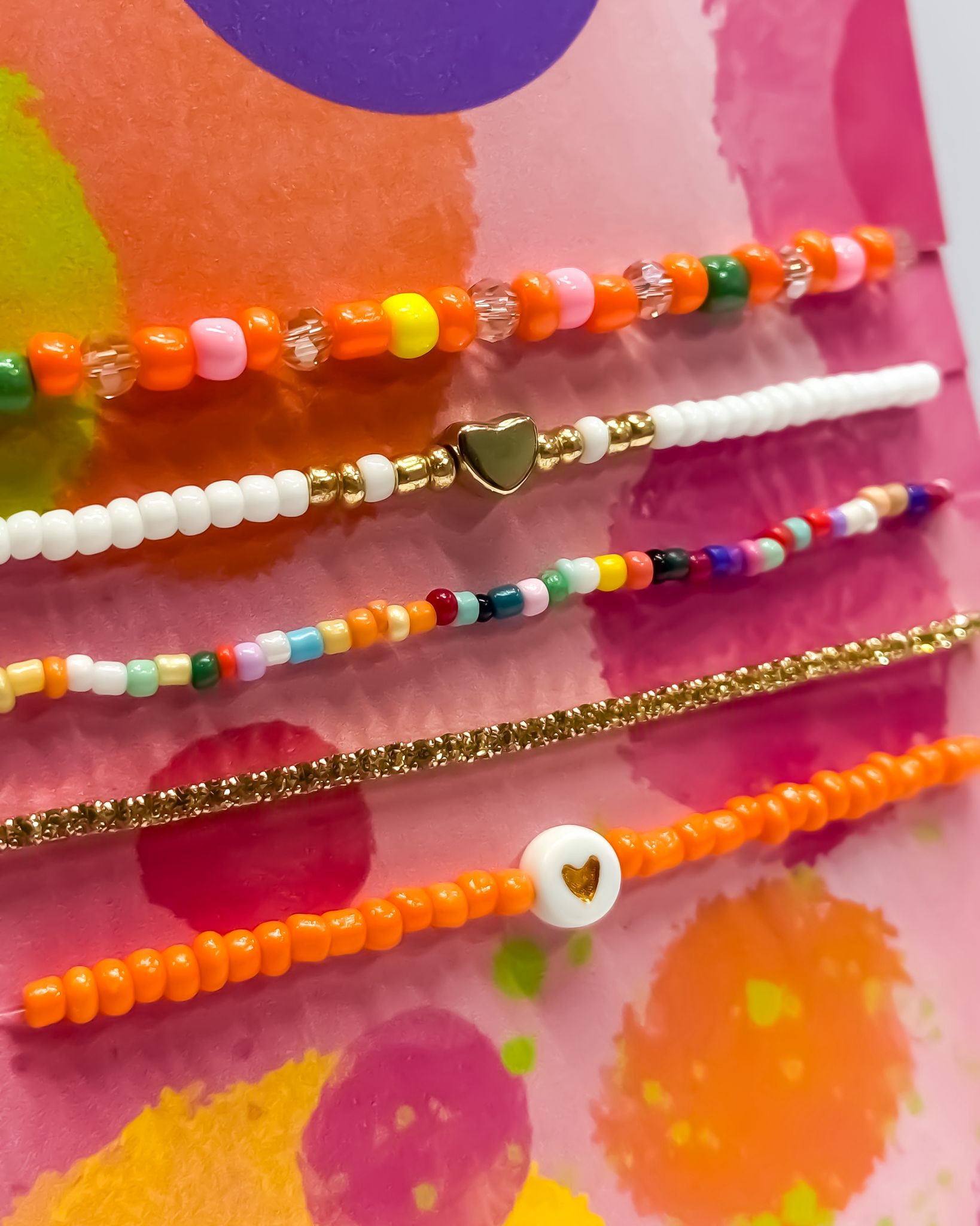 Detailansicht Herz-, Glitzer- und Perlenarmbänder – 5er Set in bunten Farben