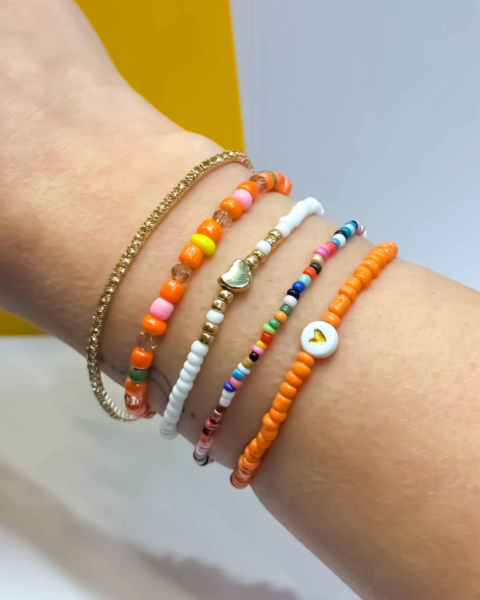 Armband-Stack mit Herzarmband, Glitzerarmband und bunten Perlen – 5-teiliges Set