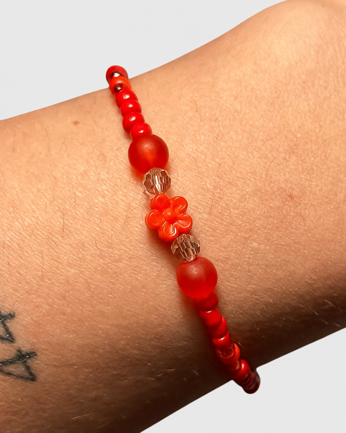 Rote Blütenkraft – Perlenarmband für Energie, Kraft & Mut – Bild 1