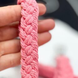 Detailansicht der Dreifachflechtung eines rosa geflochtenen Schlüsselanhängers