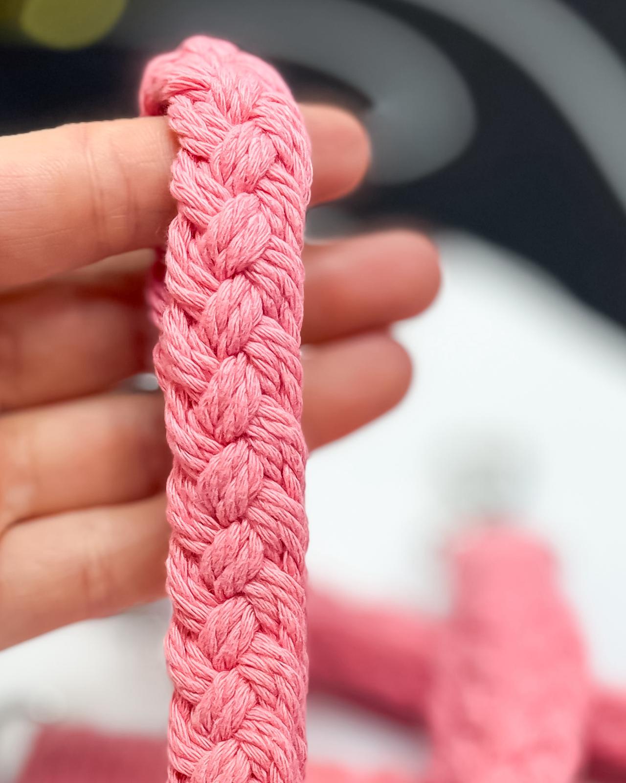 Detailansicht der Dreifachflechtung eines rosa geflochtenen Schlüsselanhängers