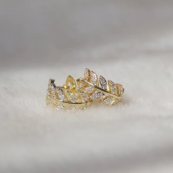 Goldblatt – feine Creolen mit Blätter-Motiv - Thumbnail Image 3