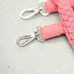 Silberfarbener Karabiner am rosa geflochtenen Schlüsselanhänger