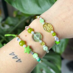 Grünes Perlenarmband mit Herzperle, handmade von Liebeslicht – individuelle Herzenergie Edition