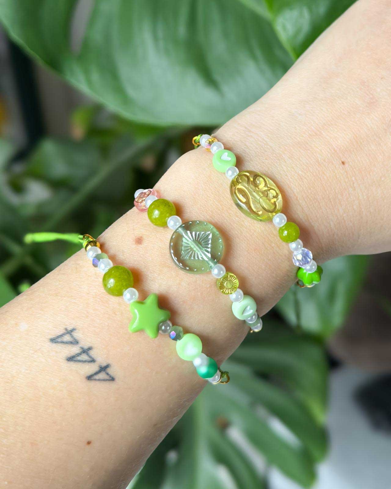 Grünes Perlenarmband mit Herzperle, handmade von Liebeslicht – individuelle Herzenergie Edition