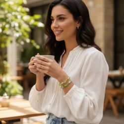 Perlenarmband grün mit goldener Herzperle – Liebeslicht Schmuck handgemacht