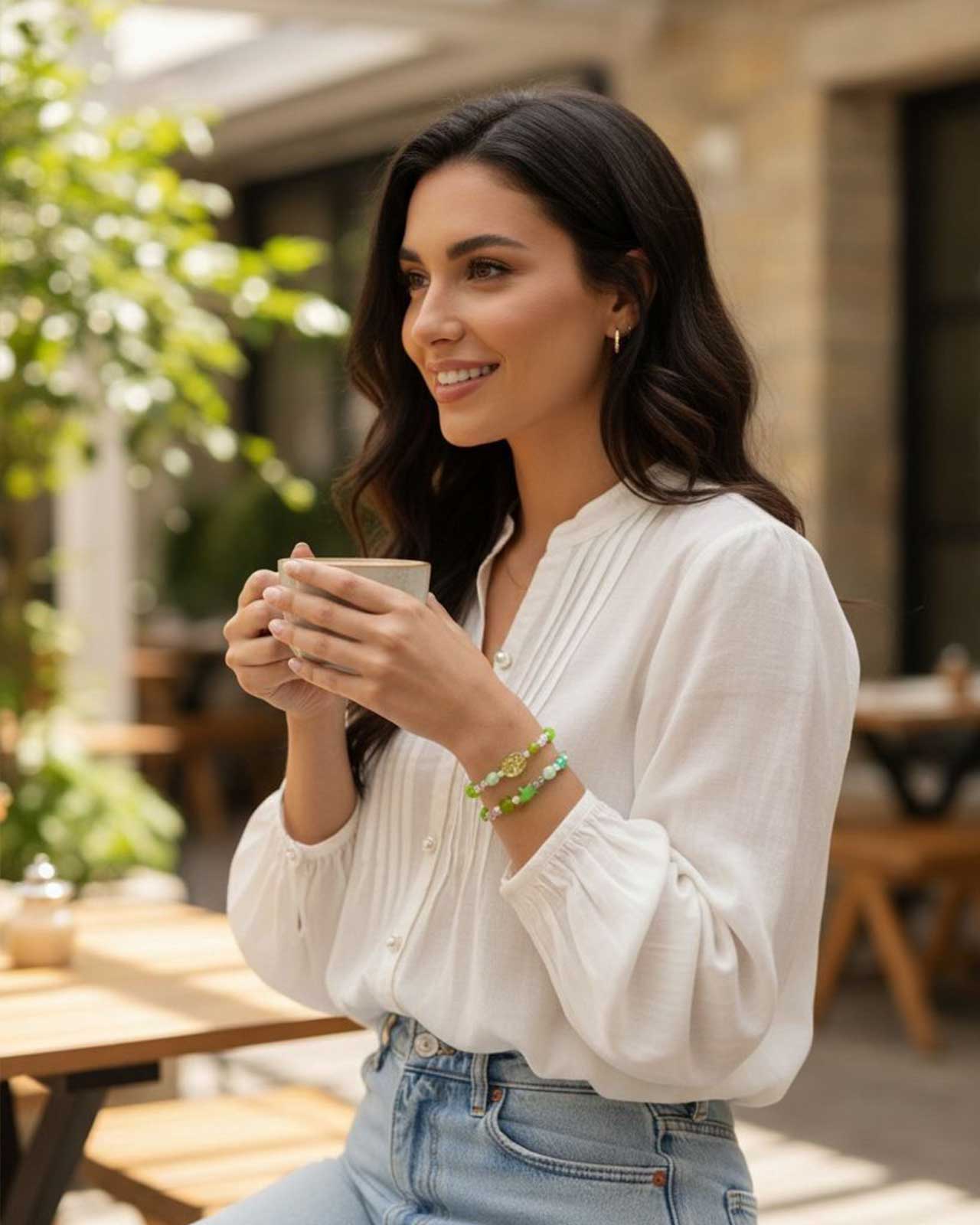 Perlenarmband grün mit goldener Herzperle – Liebeslicht Schmuck handgemacht