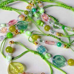 Grünes Armband mit Herzperle und Perlenmix – einzigartiges Liebeslicht Unikat