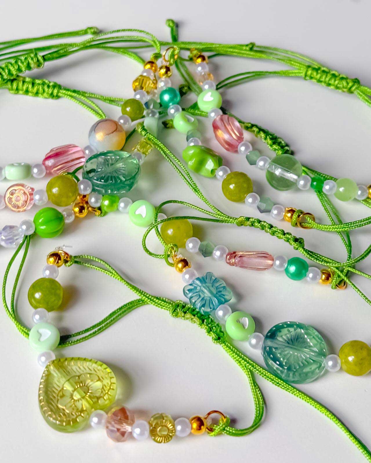 Grünes Armband mit Herzperle und Perlenmix – einzigartiges Liebeslicht Unikat