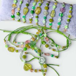 Perlenarmband grün mit Herzsymbol – handgefertigter Schmuck aus der Herzenergie Edition