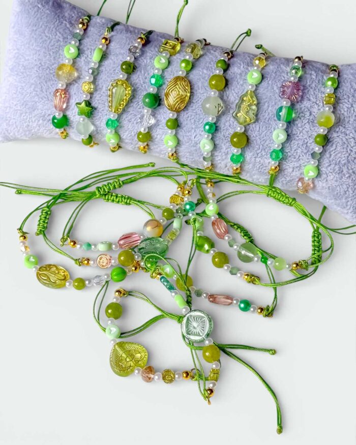 Perlenarmband grün mit Herzsymbol – handgefertigter Schmuck aus der Herzenergie Edition