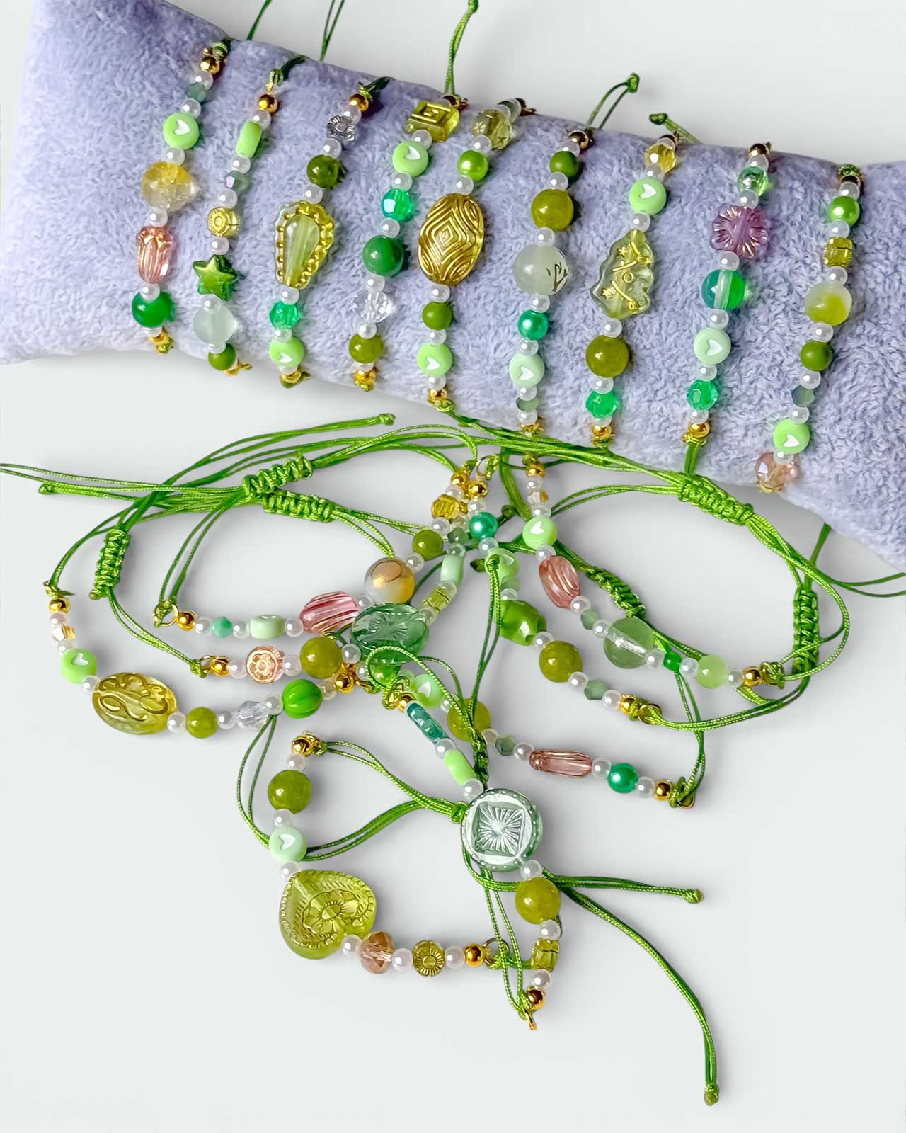 Perlenarmband grün mit Herzsymbol – handgefertigter Schmuck aus der Herzenergie Edition