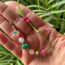 Handgefertigtes Perlenarmband mit Rosenquarz, Herzperle und Smile-Element aus der Liebeslicht Happy Heart Edition auf Schmuckkarte