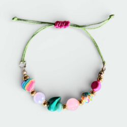 Grünes geflochtenes Armband mit pinkem Verschluss – Handmade Liebeslicht Perlenarmband Rückseite
