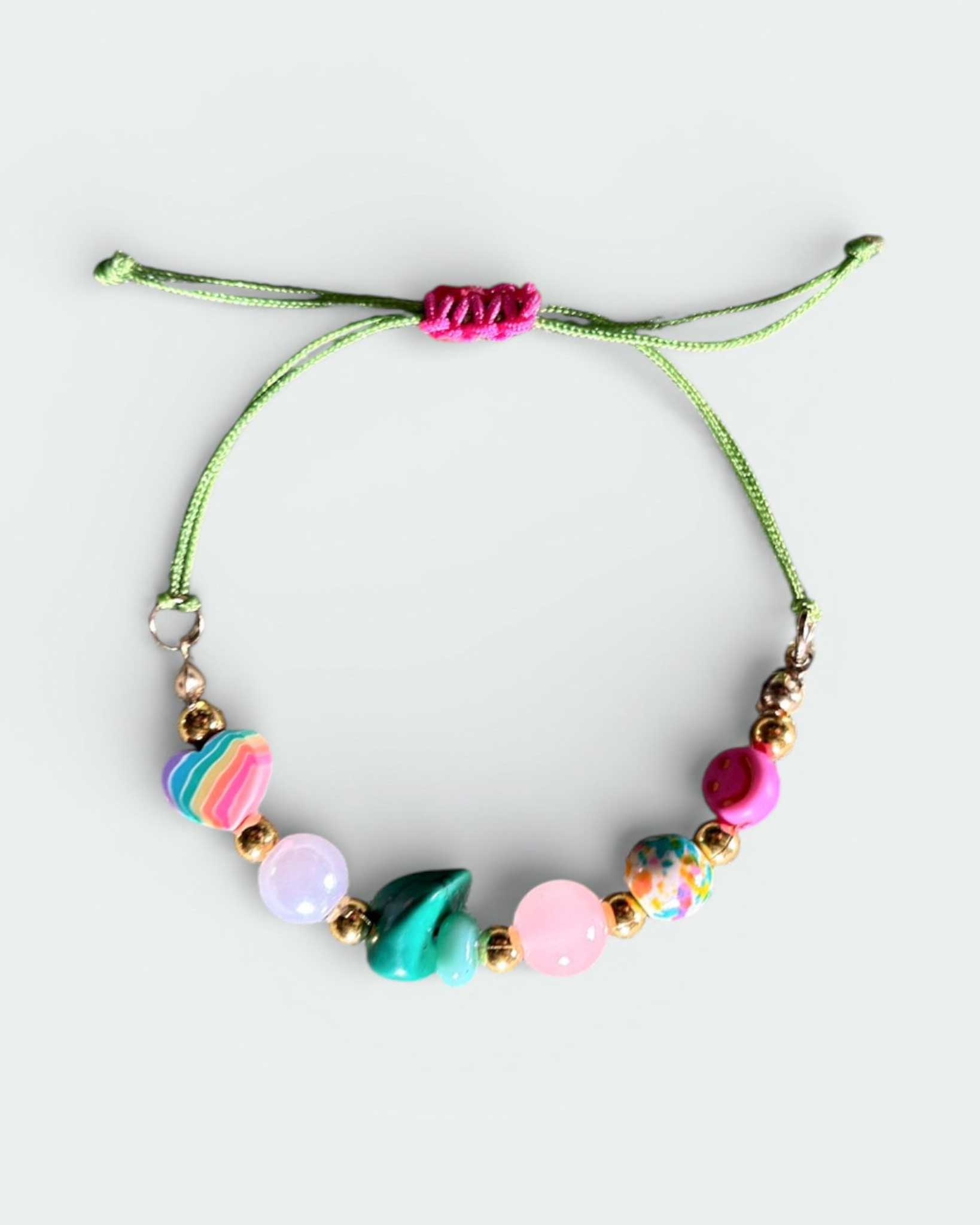 Grünes geflochtenes Armband mit pinkem Verschluss – Handmade Liebeslicht Perlenarmband Rückseite