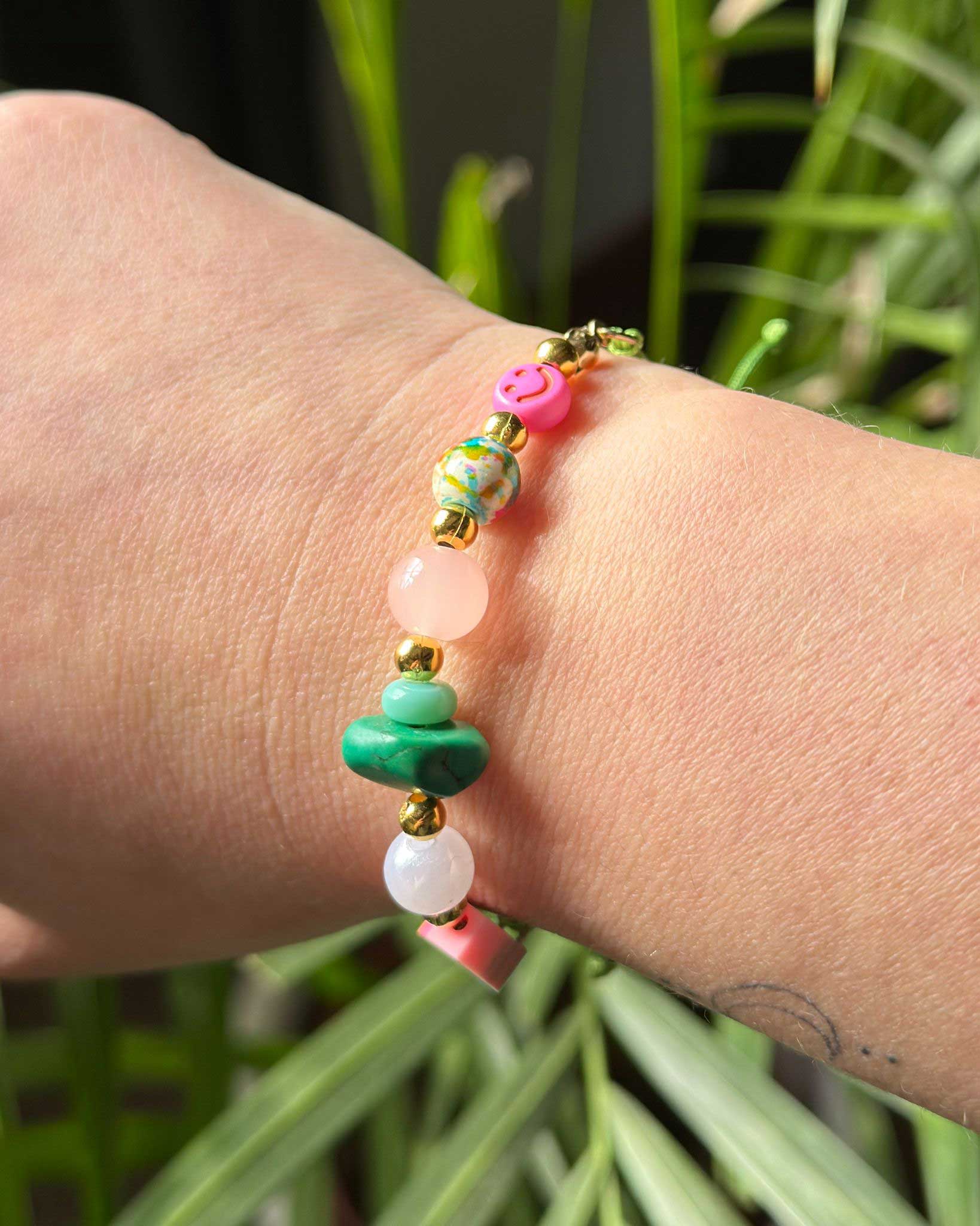 Buntes Perlenarmband mit Rosenquarz, Herzperle und Smile-Perle aus der Liebeslicht Happy Heart Edition
