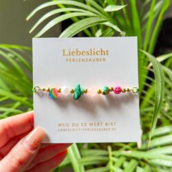 Detailaufnahme Perlenarmband mit Rosenquarz, Herzperle und Naturstein in der Hand – Liebeslicht Handmade Schmuck