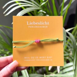 Handgefertigtes Perlenarmband mit Rosenquarz, Herzperle und Smile-Element aus der Liebeslicht Happy Heart Edition auf Schmuckkarte
