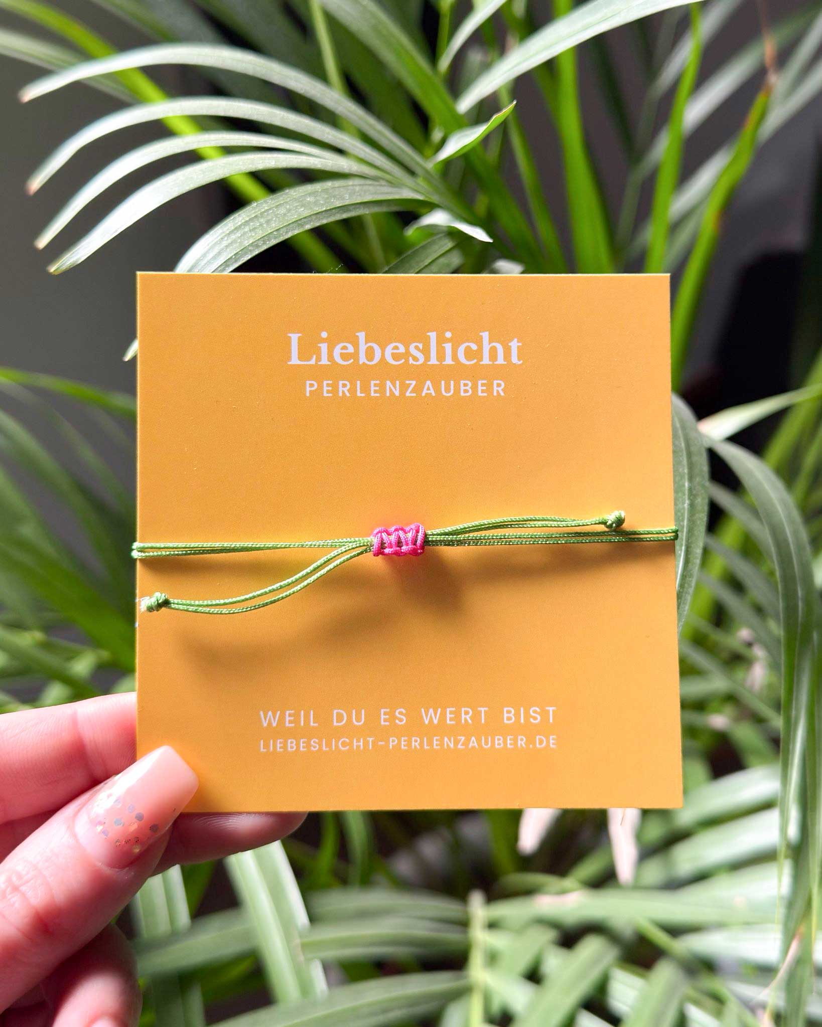 Handgefertigtes Perlenarmband mit Rosenquarz, Herzperle und Smile-Element aus der Liebeslicht Happy Heart Edition auf Schmuckkarte