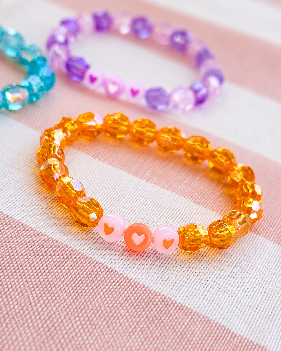 Herzensfarben dreierlei – Kristallperlenarmband für Liebe, Selbstliebe & Weiblichkeit – Bild 2