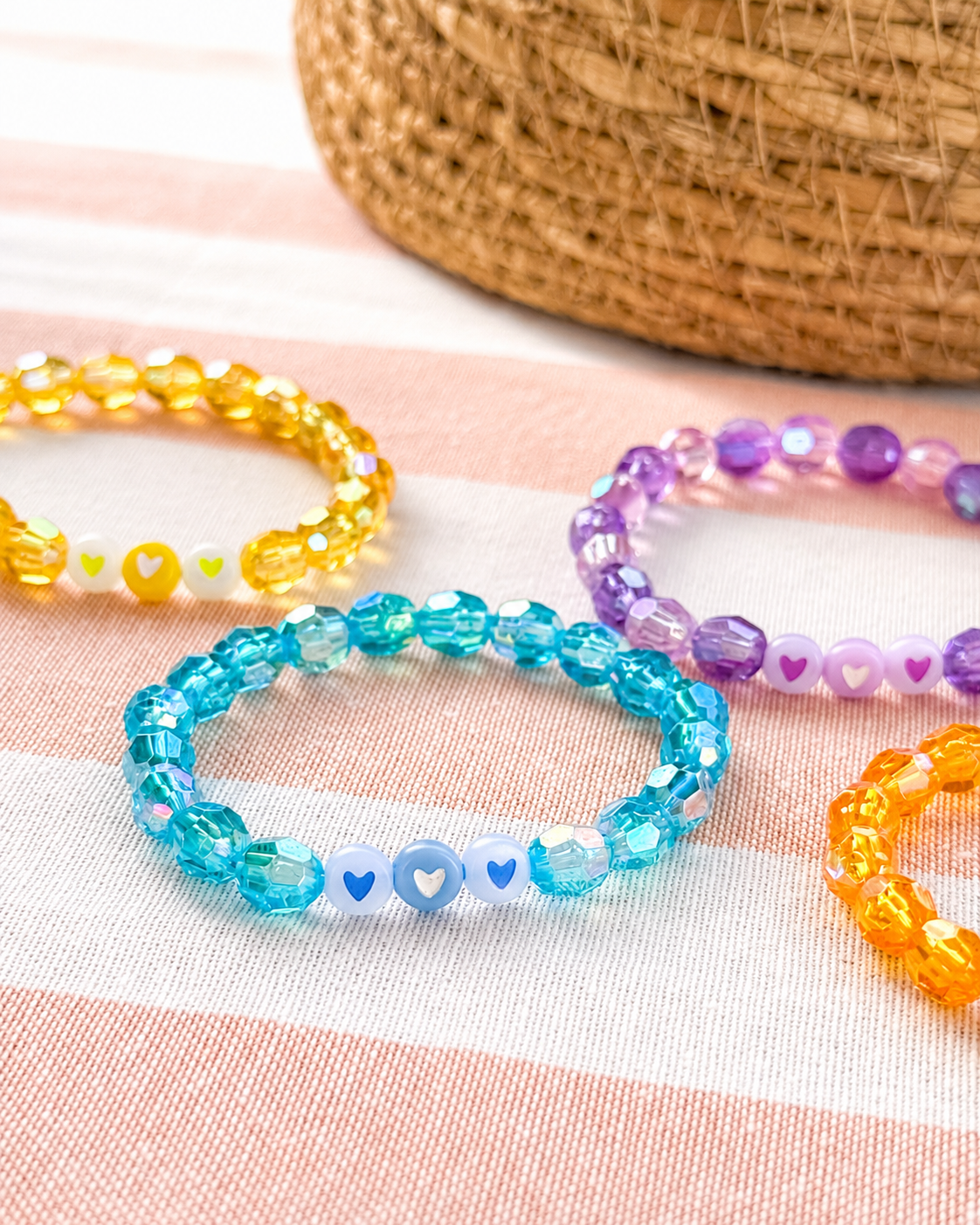 Herzensfarben dreierlei – Kristallperlenarmband für Liebe, Selbstliebe & Weiblichkeit – Bild 4