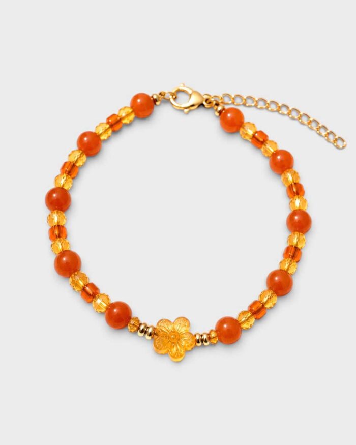 Goldene Blütenstunde – Perlenarmband mit Karabinerverschluss