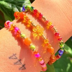Goldene Blütenstunde – Perlenarmband mit Karabinerverschluss - Thumbnail Image 2
