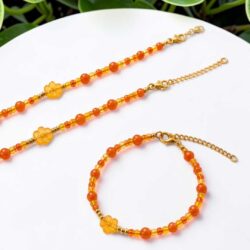 Goldene Blütenstunde – Perlenarmband mit Karabinerverschluss - Thumbnail Image 3