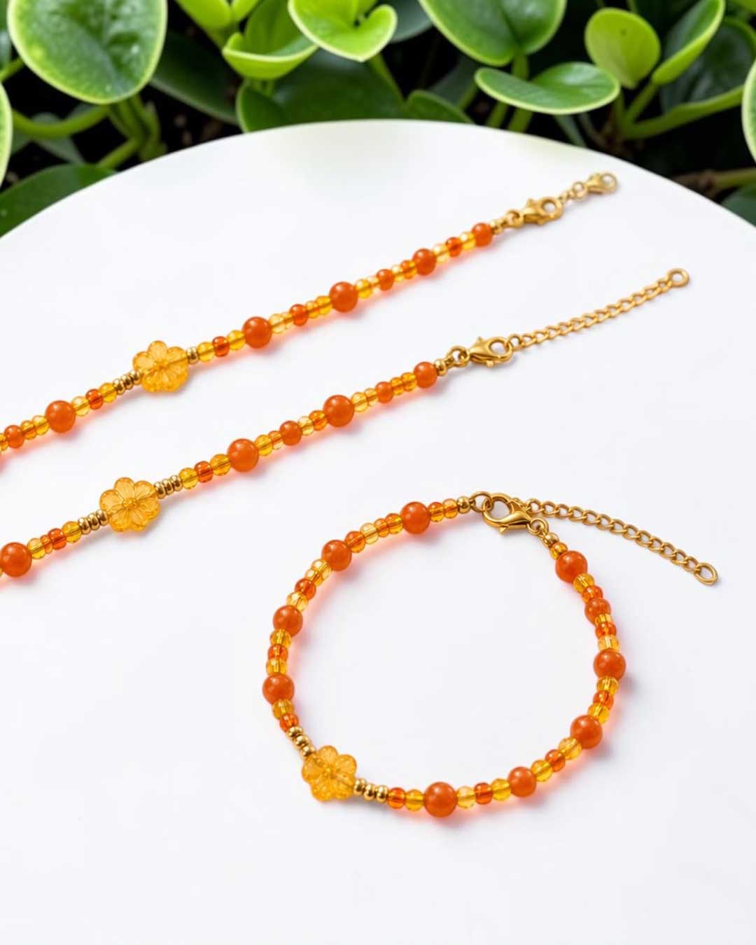 Goldene Blütenstunde – Perlenarmband mit Karabinerverschluss – Bild 3