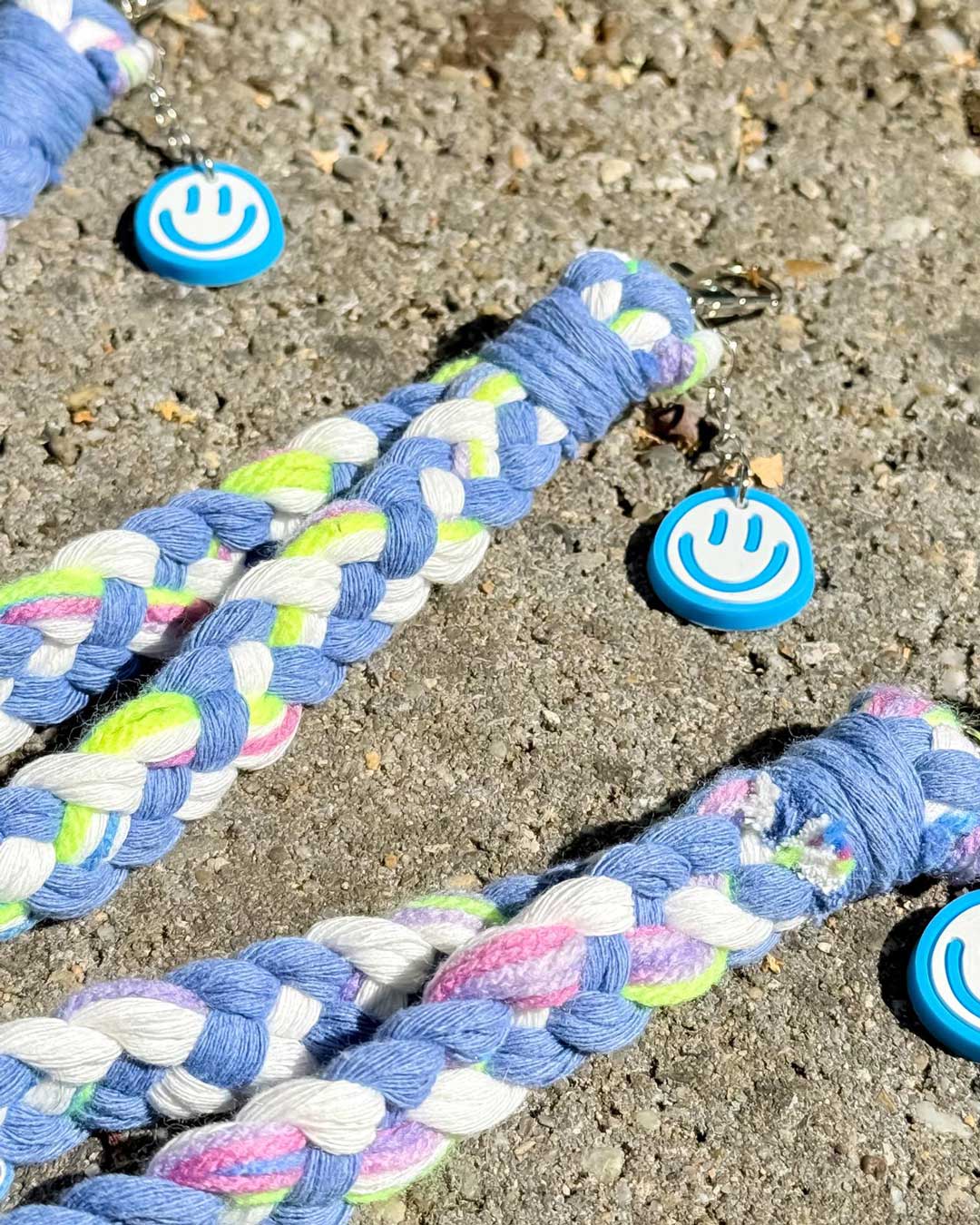 Happy Splash – Makramee Schlüsselanhänger mit Smiley – Bild 3