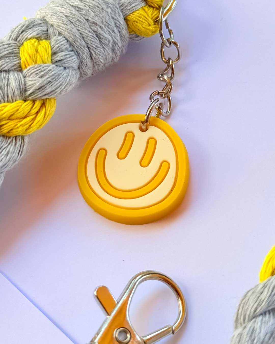 Happy Splash – Makramee Schlüsselanhänger mit Smiley – Bild 4