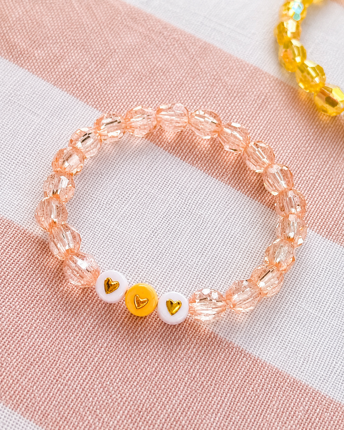 Herzensfarben dreierlei – Kristallperlenarmband für Liebe, Selbstliebe & Weiblichkeit – Bild 5