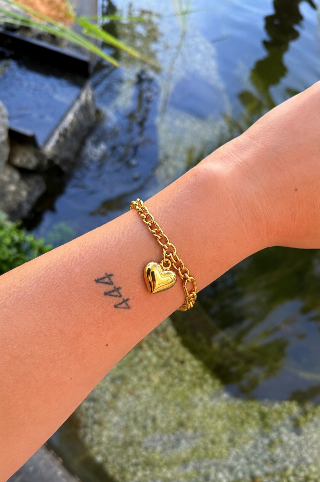 Kettenspiel – goldenes Edelstahl-Armband mit Herzanhänger – Bild 2