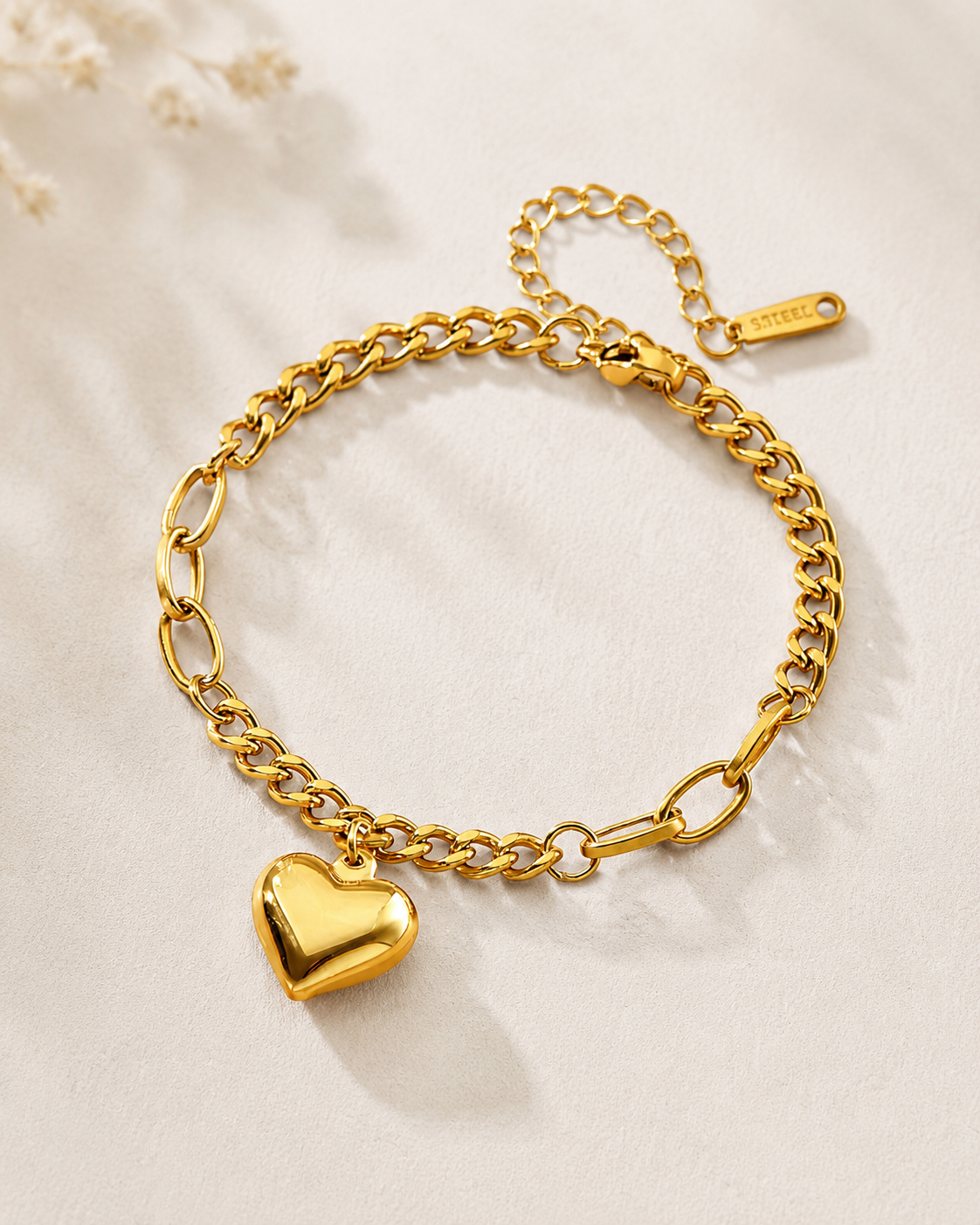 Kettenspiel – goldenes Edelstahl-Armband mit Herzanhänger – Bild 3