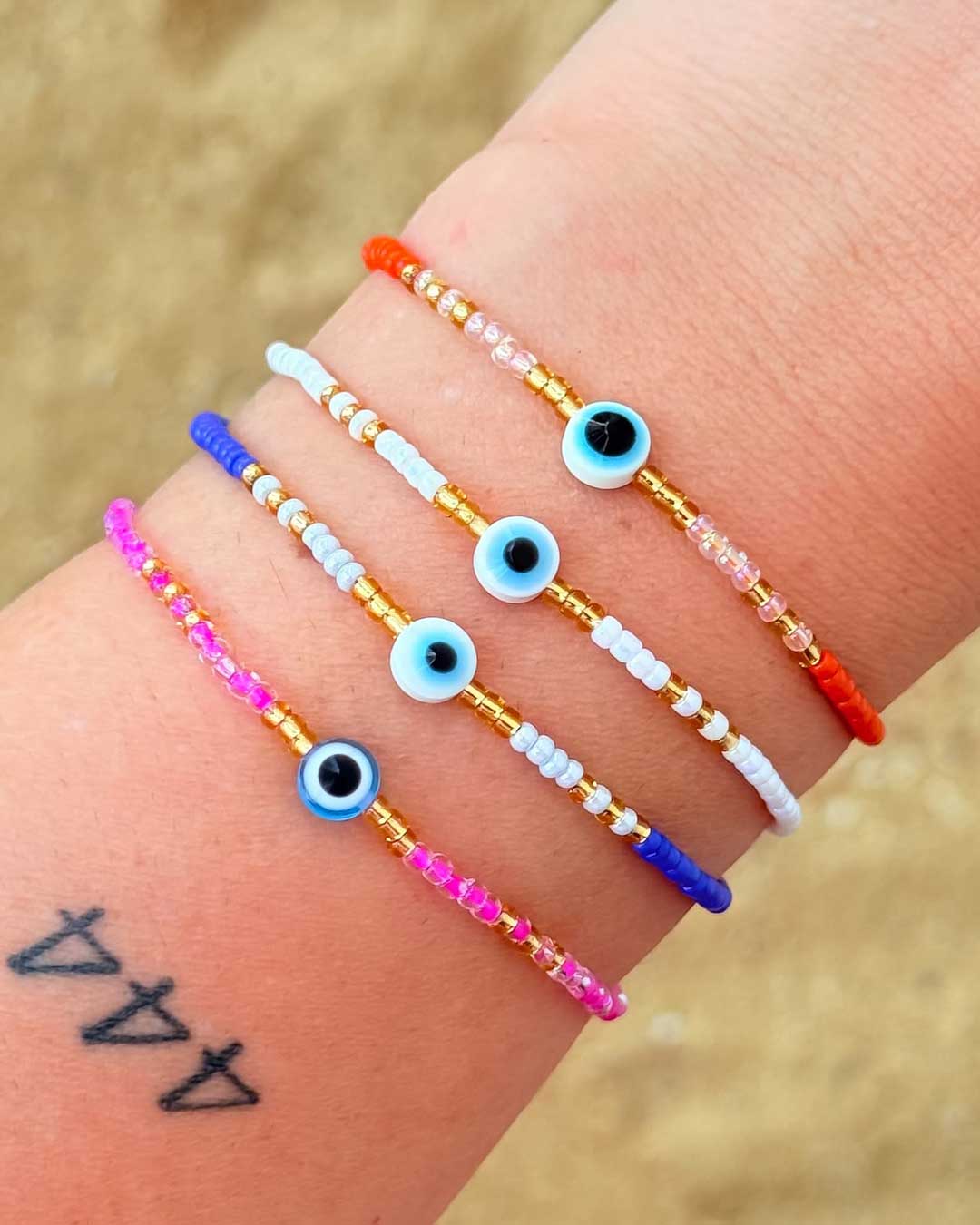 Glücksblick – zartes Perlenarmband mit Nazar-Auge, größenverstellbar – Bild 2