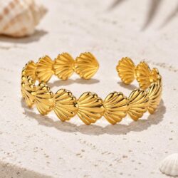 Muschelliebe – goldfarbener biegsamer Armreif aus Edelstahl - Thumbnail Image 1
