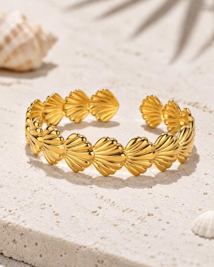 Muschelliebe – goldfarbener biegsamer Armreif aus Edelstahl