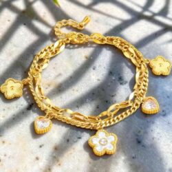 Golden Crush – Edelstahl-Armband mit Herz- & Blumencharms - Thumbnail Image 2