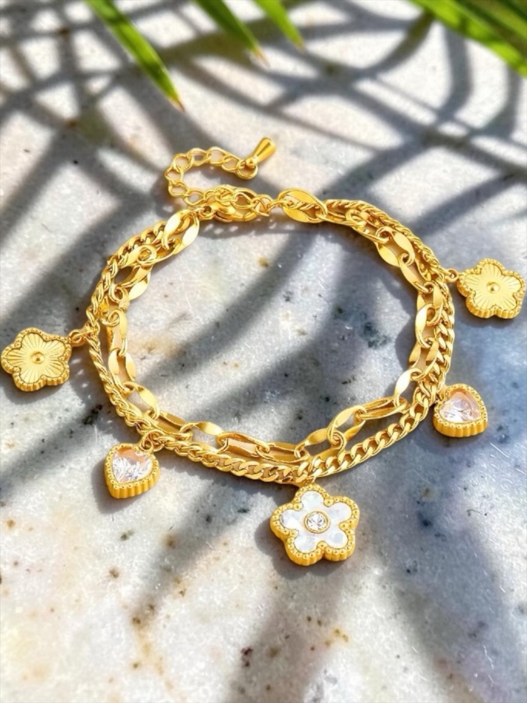 Golden Crush – Edelstahl-Armband mit Herz- & Blumencharms – Bild 2