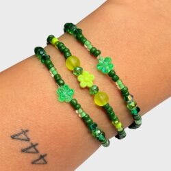 Blütentraum – grünes, verspieltes Perlenarmband in zwei Designs - Thumbnail Image 1
