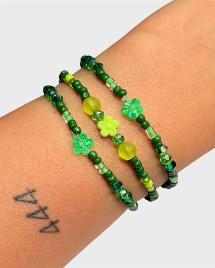 Blütentraum – grünes, verspieltes Perlenarmband in zwei Designs