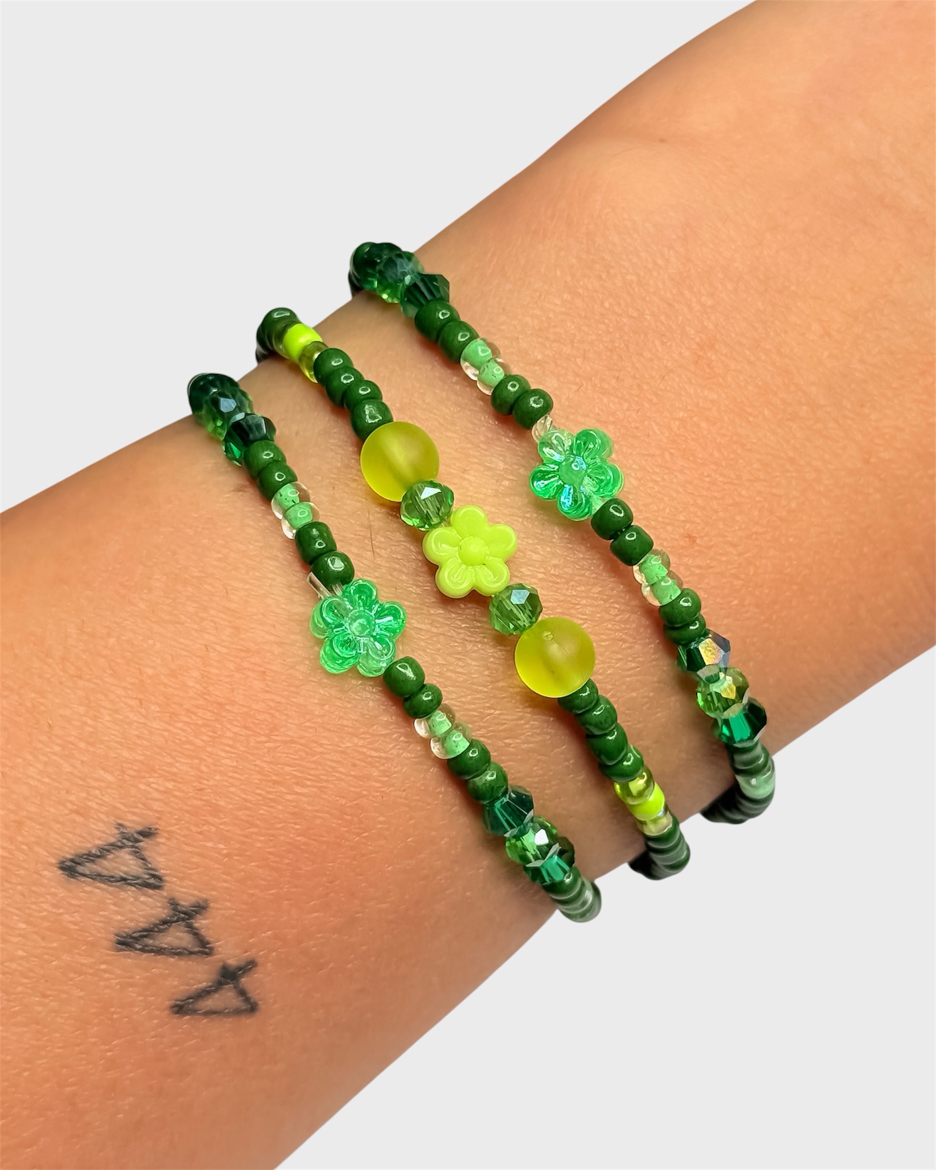 Blütentraum – grünes, verspieltes Perlenarmband in zwei Designs – Bild 1
