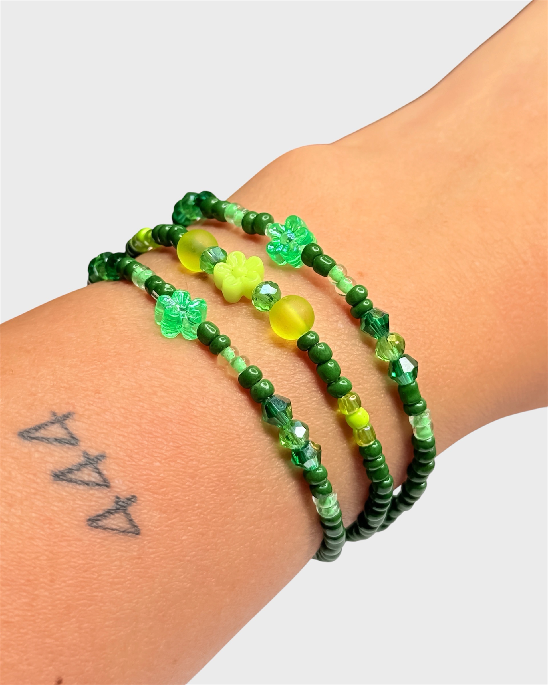 Blütentraum – grünes, verspieltes Perlenarmband in zwei Designs – Bild 3